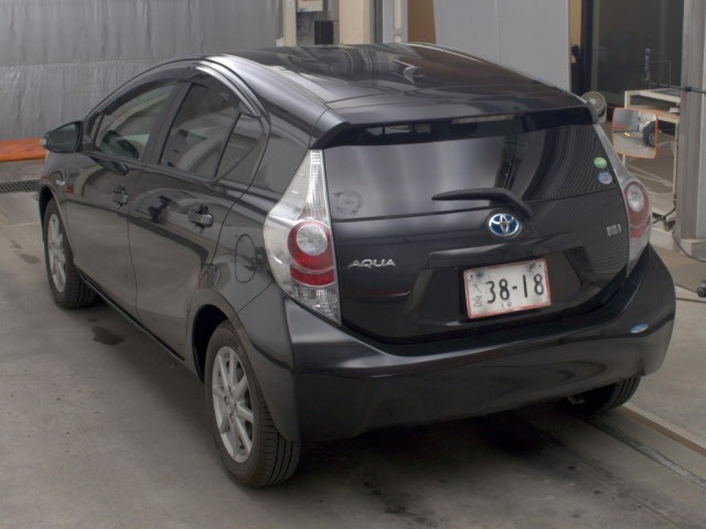 Toyota AQUA 2013 8586389-1