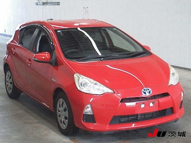 Toyota AQUA 2013 8586408-0