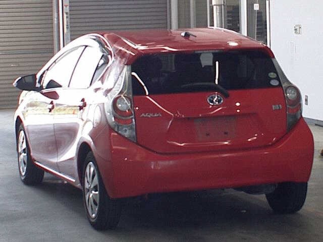 Toyota AQUA 2013 8586408-1