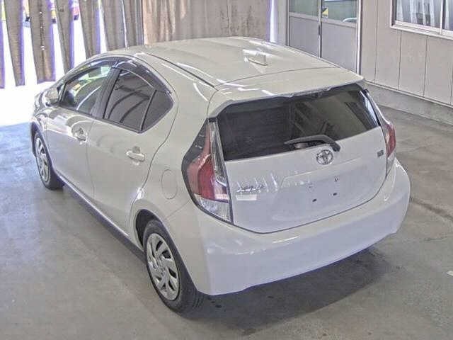 Toyota AQUA 2015 8586421-1