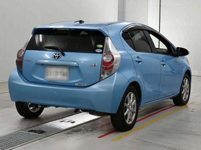 Toyota AQUA 2014 8586423-1