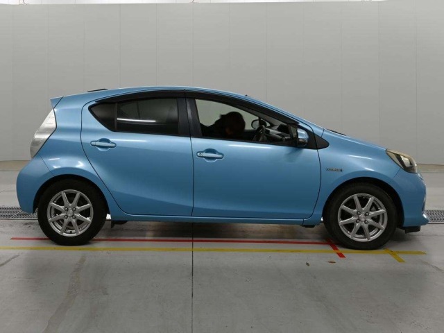 Toyota AQUA 2014 8586423-3