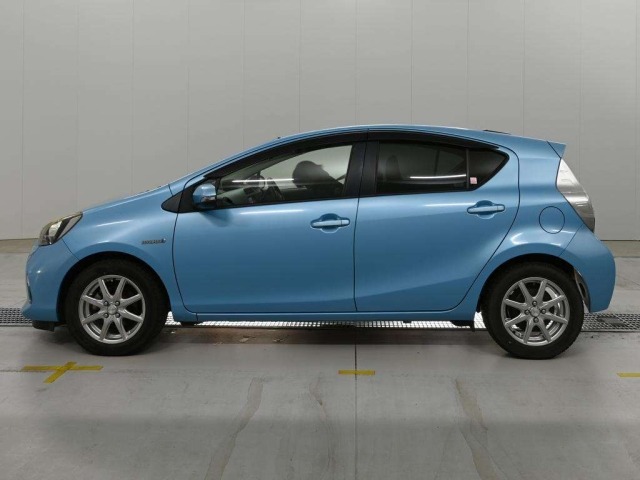 Toyota AQUA 2014 8586423-4