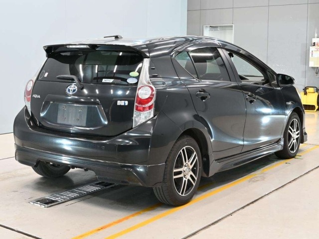 Toyota AQUA 2013 8586426-1