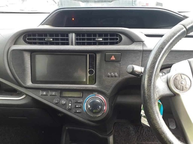 Toyota AQUA 2013 8586426-11