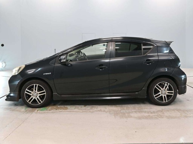 Toyota AQUA 2013 8586426-4