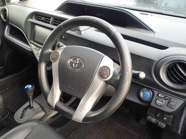 Toyota AQUA 2013 8586426-9