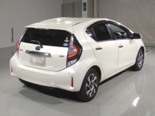 Toyota AQUA 2021 8586432-1
