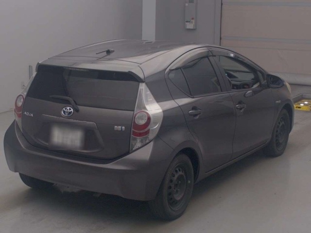 Toyota AQUA 2013 8586455-1