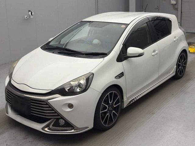 Toyota AQUA 2014 8586459-0