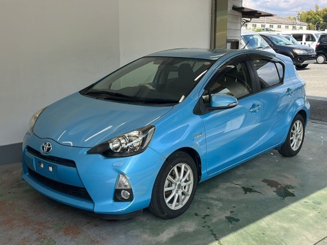 Toyota AQUA 2013 8586476-0