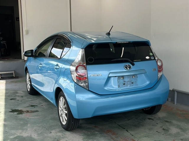 Toyota AQUA 2013 8586476-1