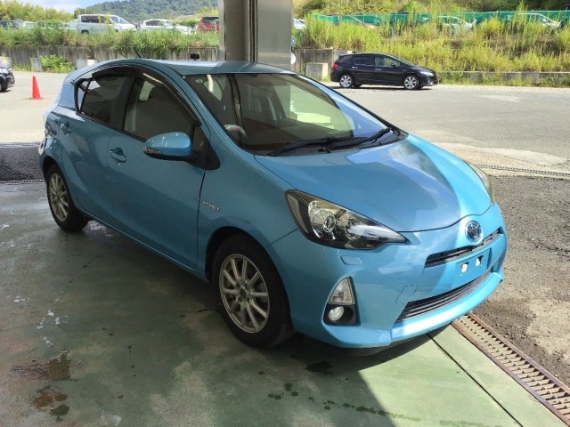 Toyota AQUA 2013 8586476-3