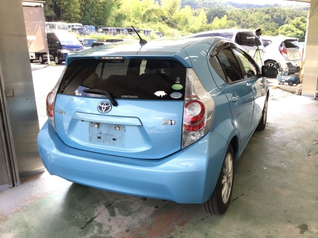 Toyota AQUA 2013 8586476-4