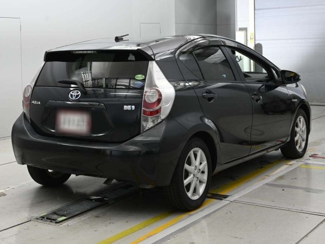 Toyota AQUA 2013 8586531-1