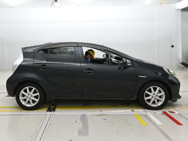 Toyota AQUA 2013 8586531-3