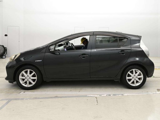 Toyota AQUA 2013 8586531-4