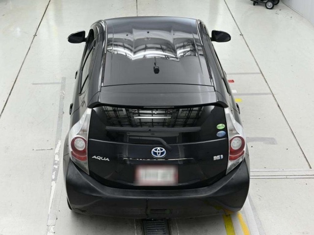 Toyota AQUA 2013 8586531-8