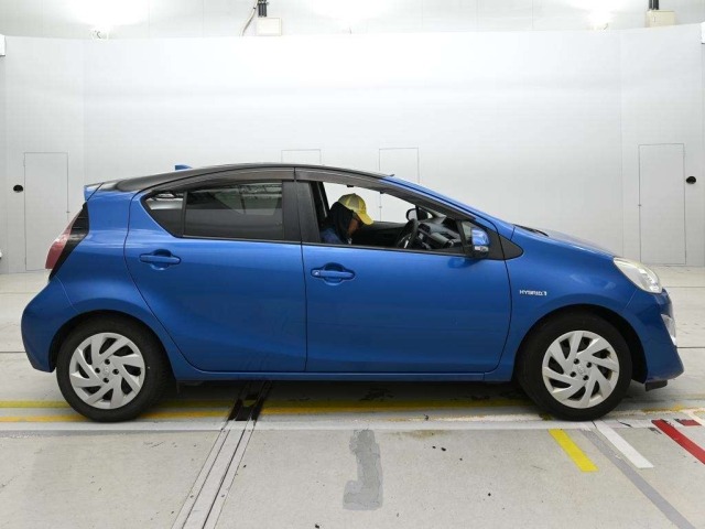 Toyota AQUA 2015 8586535-3