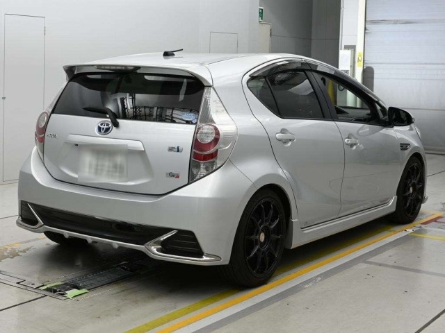 Toyota AQUA 2014 8586536-1