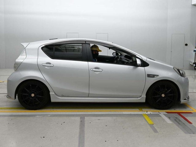 Toyota AQUA 2014 8586536-3