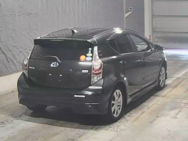 Toyota AQUA 2013 8586553-1