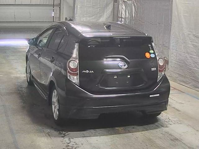 Toyota AQUA 2013 8586553-8