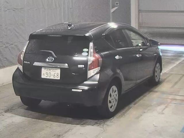 Toyota AQUA 2016 8586559-1