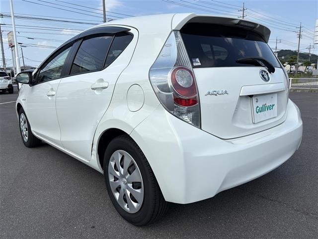 Toyota AQUA 2013 8587951-1