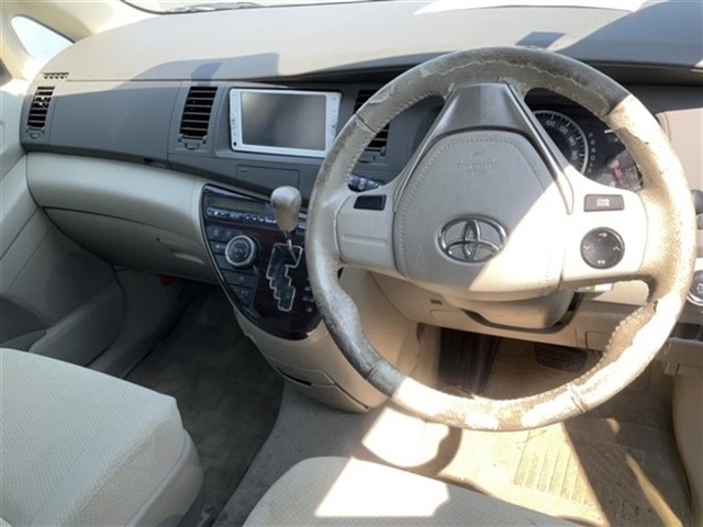 Toyota ISIS 2014 8594234-3