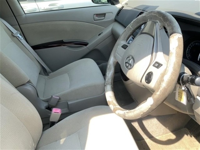 Toyota ISIS 2014 8594234-7