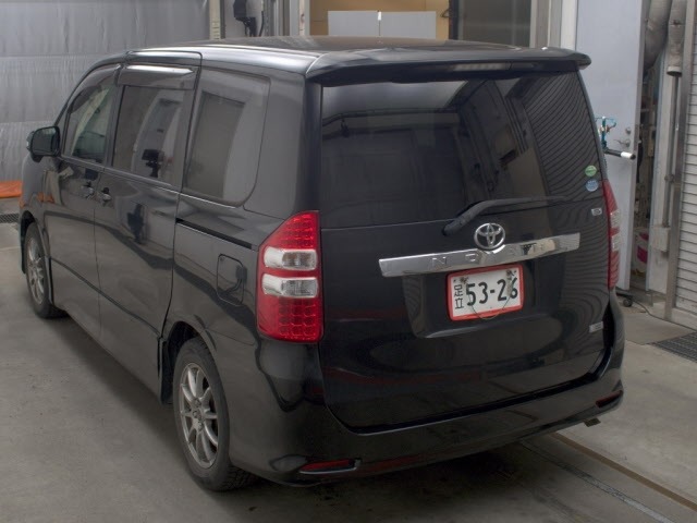 Toyota NOAH 2013 8588588-1