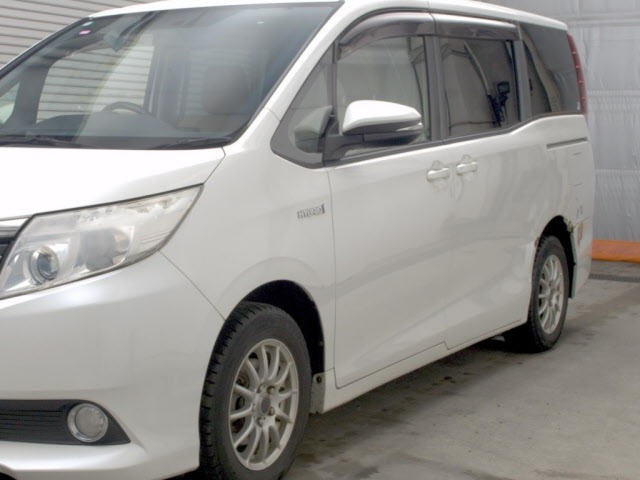 Toyota NOAH 2014 8588593-4