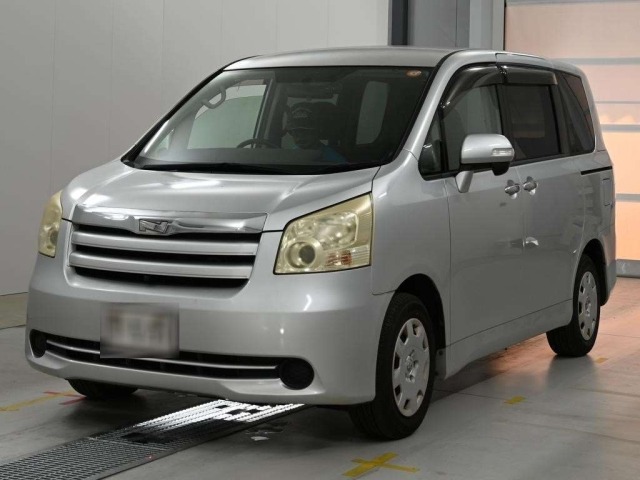 Toyota NOAH 2010 8588611-0