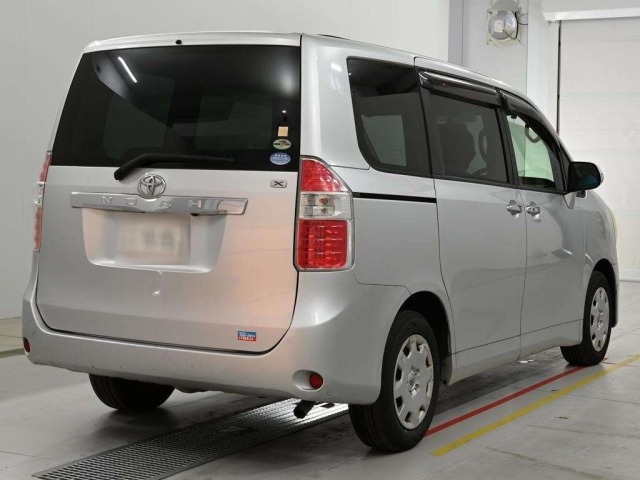Toyota NOAH 2010 8588611-1