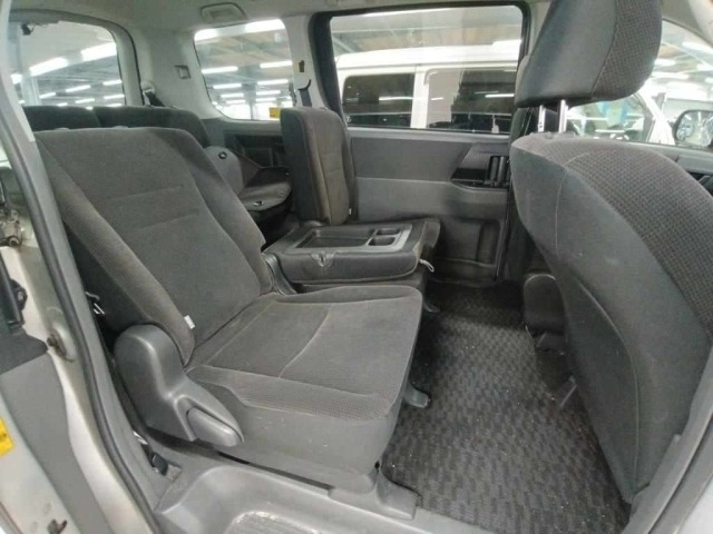 Toyota NOAH 2010 8588611-12