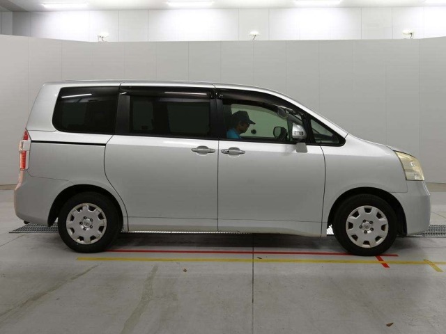 Toyota NOAH 2010 8588611-3