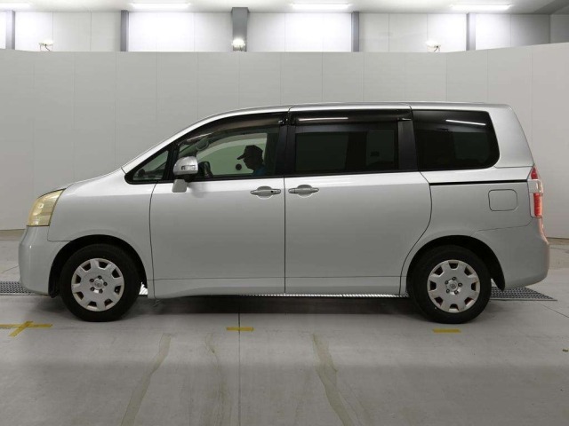 Toyota NOAH 2010 8588611-4