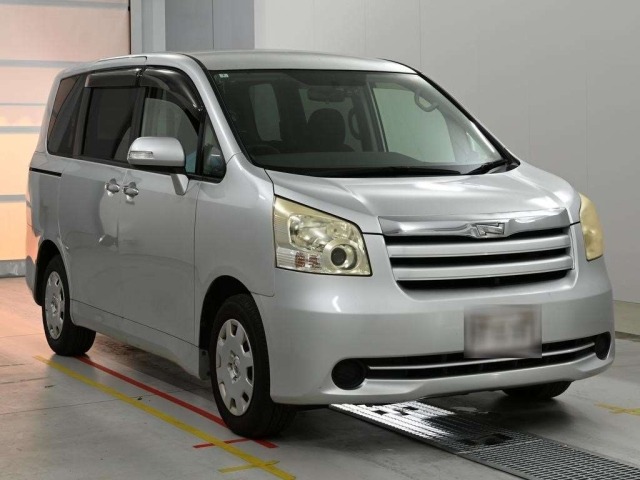 Toyota NOAH 2010 8588611-5