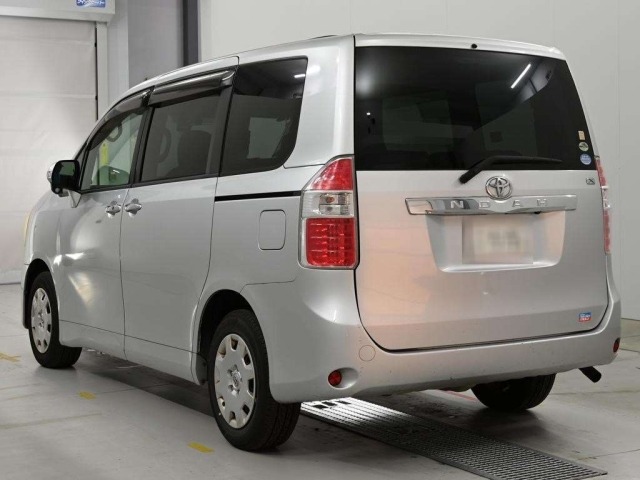 Toyota NOAH 2010 8588611-6