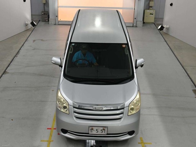 Toyota NOAH 2010 8588611-7