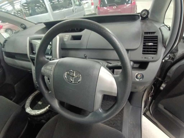 Toyota NOAH 2010 8588611-9