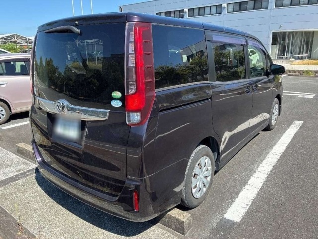 Toyota NOAH 2017 8588628-1