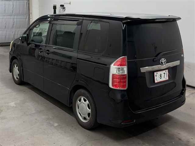 Toyota NOAH 2010 8588632-1