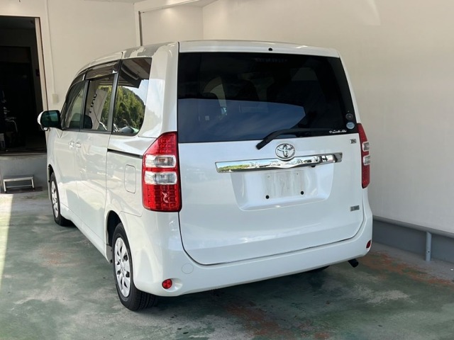 Toyota NOAH 2010 8588637-1