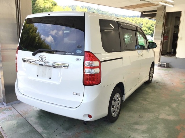 Toyota NOAH 2010 8588637-4