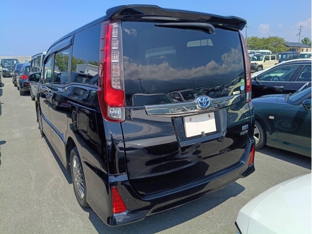 Toyota NOAH 2016 8588651-1