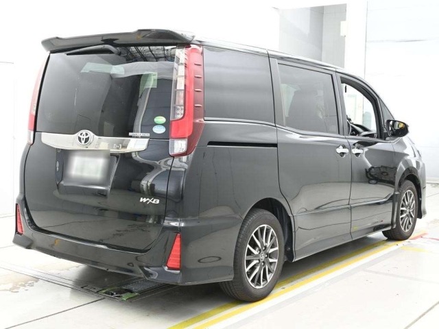 Toyota NOAH 2016 8588654-1