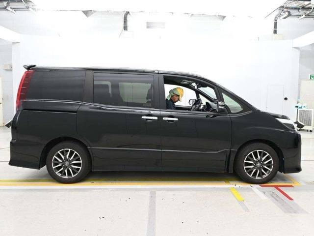 Toyota NOAH 2016 8588654-3