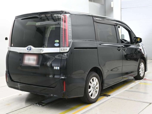 Toyota NOAH 2017 8588656-1